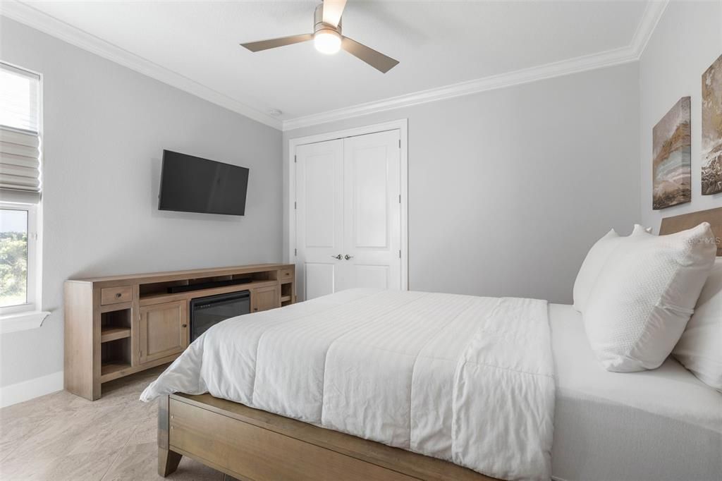 Active With Contract: $1,999,000 (5 beds, 4 baths, 3370 Square Feet)