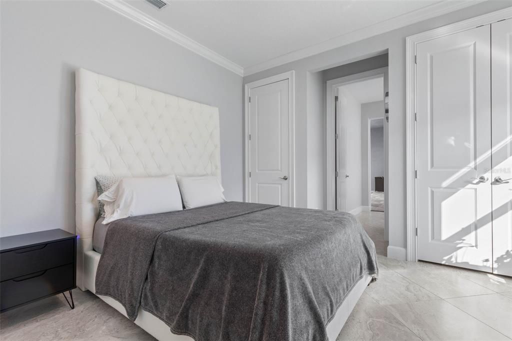 Active With Contract: $1,999,000 (5 beds, 4 baths, 3370 Square Feet)