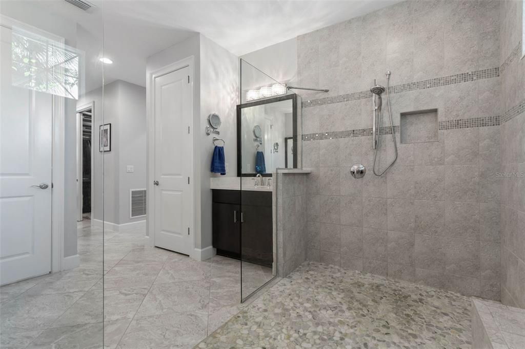 Active With Contract: $1,999,000 (5 beds, 4 baths, 3370 Square Feet)