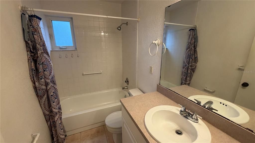 出租: $1,350 (2 贝兹, 1 浴室, 895 平方英尺)