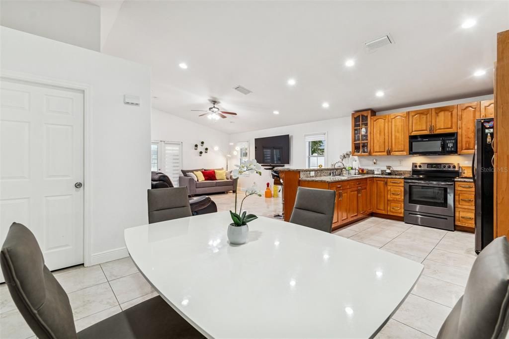 待售: $549,900 (3 贝兹, 3 浴室, 2044 平方英尺)