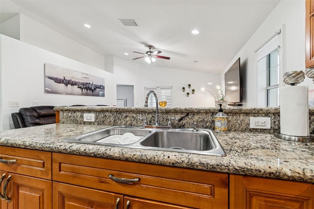 待售: $549,900 (3 贝兹, 3 浴室, 2044 平方英尺)