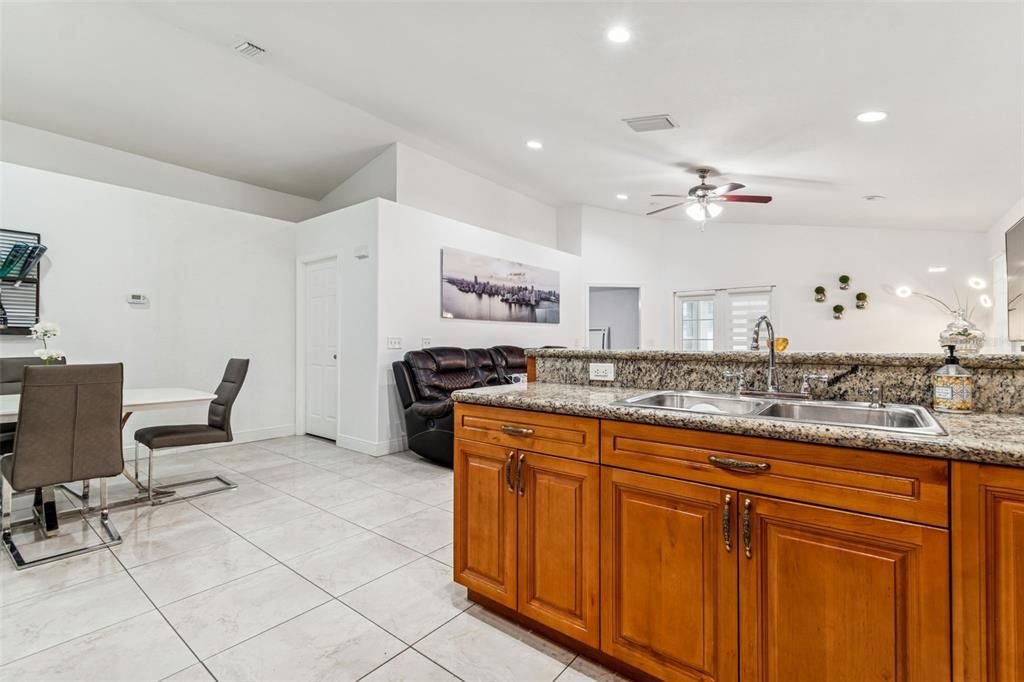 待售: $549,900 (3 贝兹, 3 浴室, 2044 平方英尺)