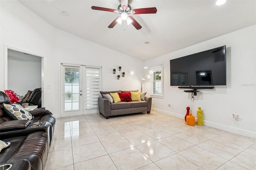 待售: $549,900 (3 贝兹, 3 浴室, 2044 平方英尺)