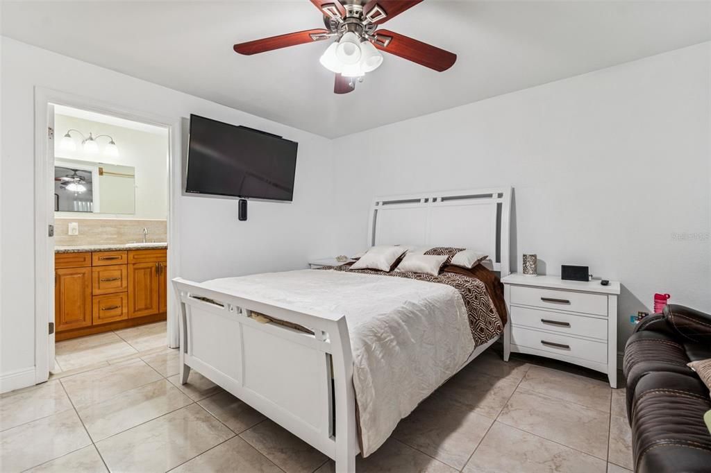 待售: $549,900 (3 贝兹, 3 浴室, 2044 平方英尺)