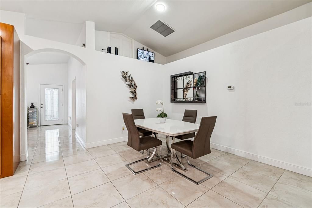 待售: $549,900 (3 贝兹, 3 浴室, 2044 平方英尺)