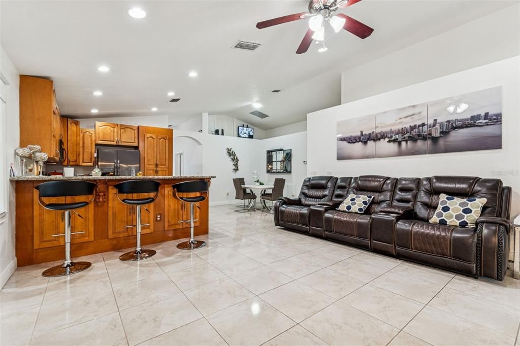 待售: $549,900 (3 贝兹, 3 浴室, 2044 平方英尺)