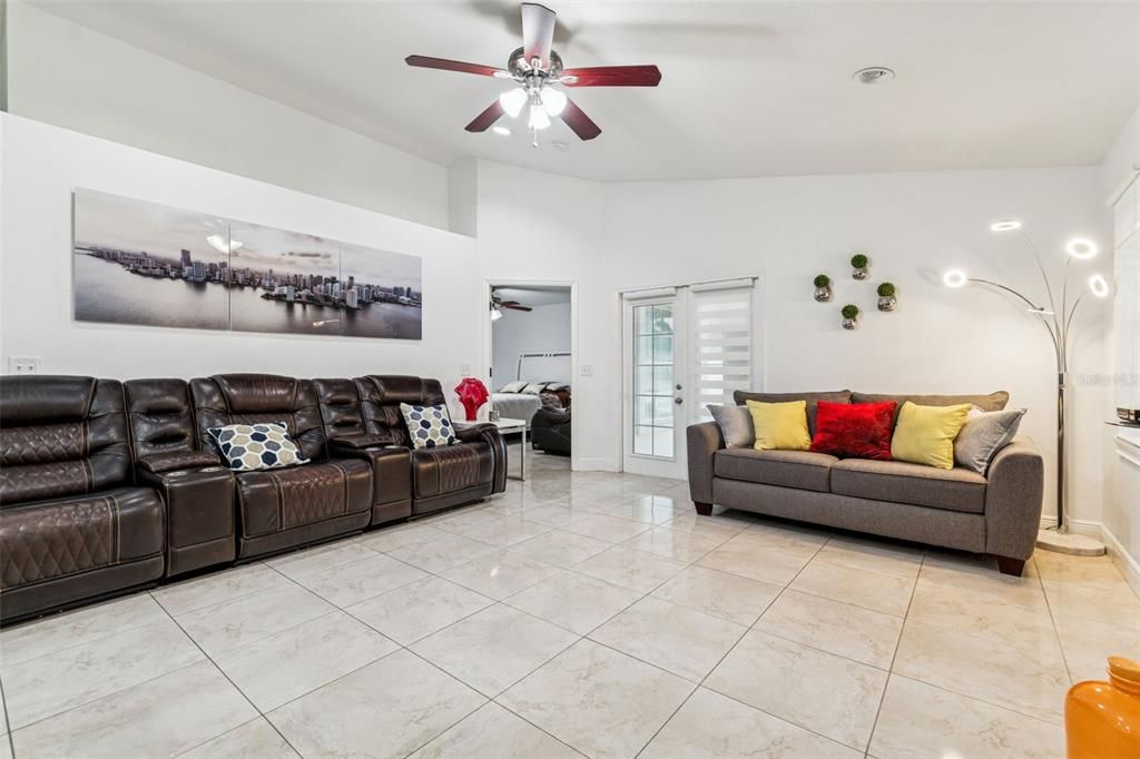 待售: $549,900 (3 贝兹, 3 浴室, 2044 平方英尺)