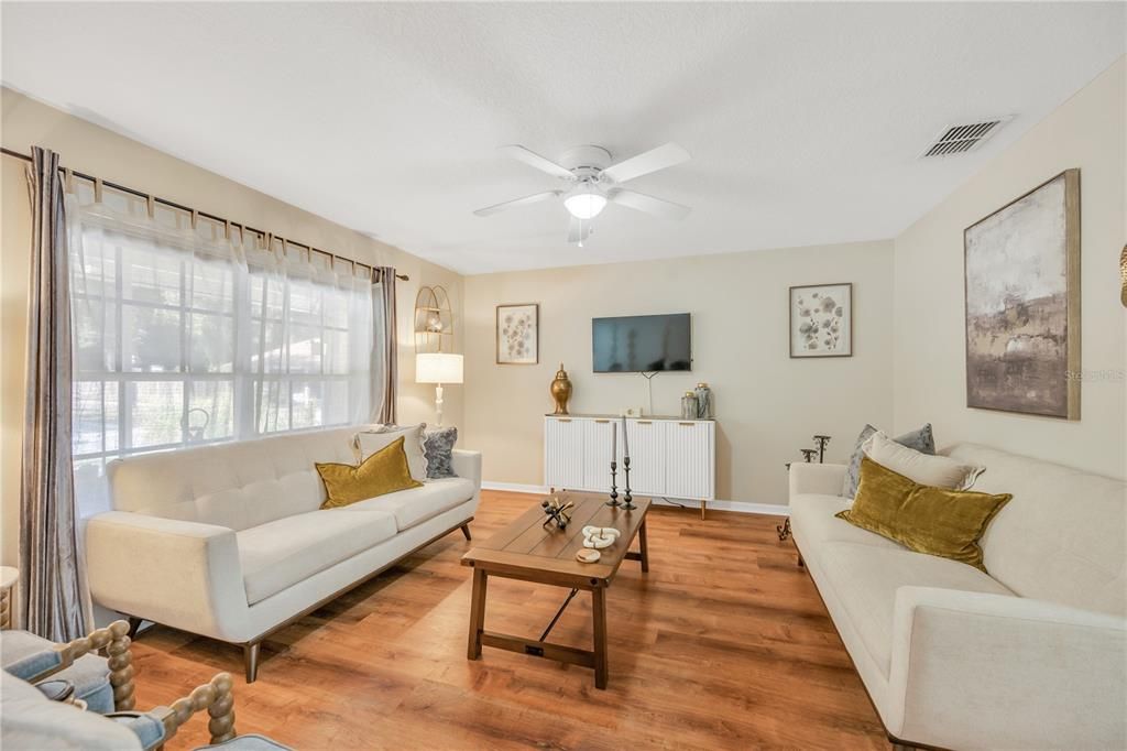 待售: $349,000 (4 贝兹, 2 浴室, 1543 平方英尺)