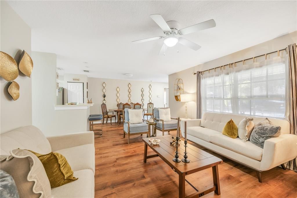 待售: $349,000 (4 贝兹, 2 浴室, 1543 平方英尺)