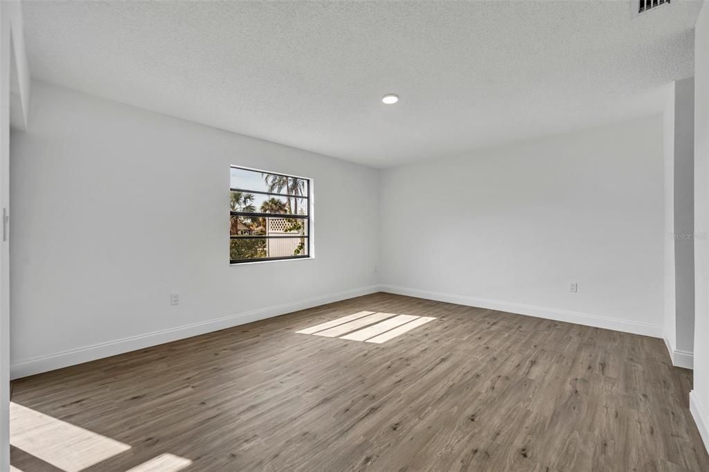 待售: $349,000 (2 贝兹, 2 浴室, 1431 平方英尺)