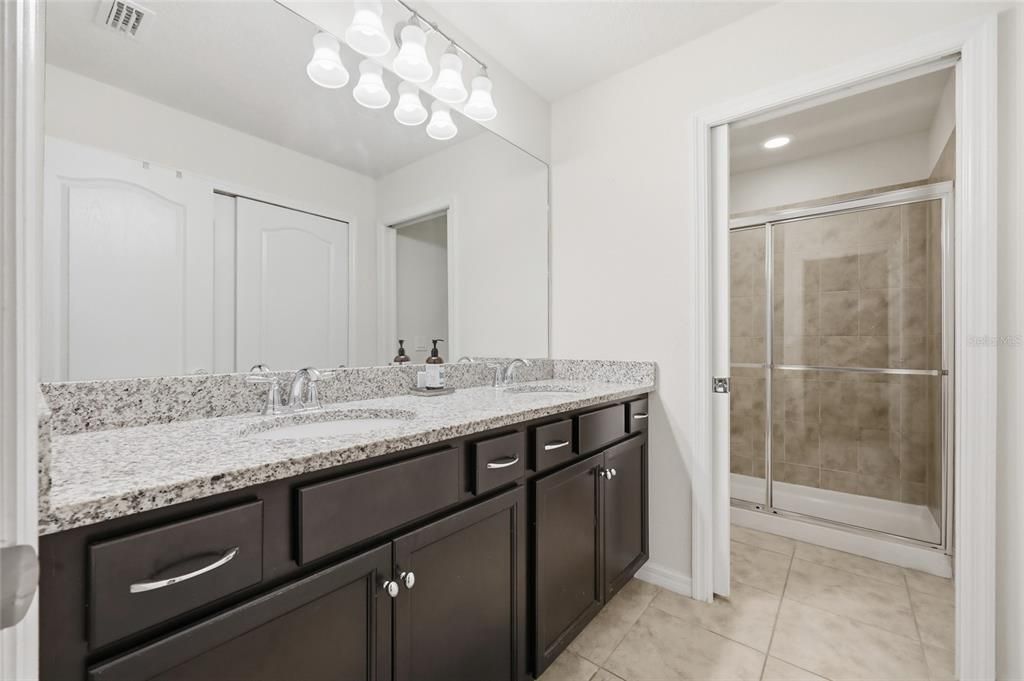 En Venta: $419,000 (5 camas, 4 baños, 2265 Pies cuadrados)