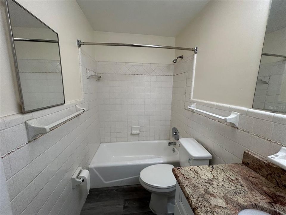 For Rent: $1,700 (2 beds, 1 baths, 958 Square Feet)