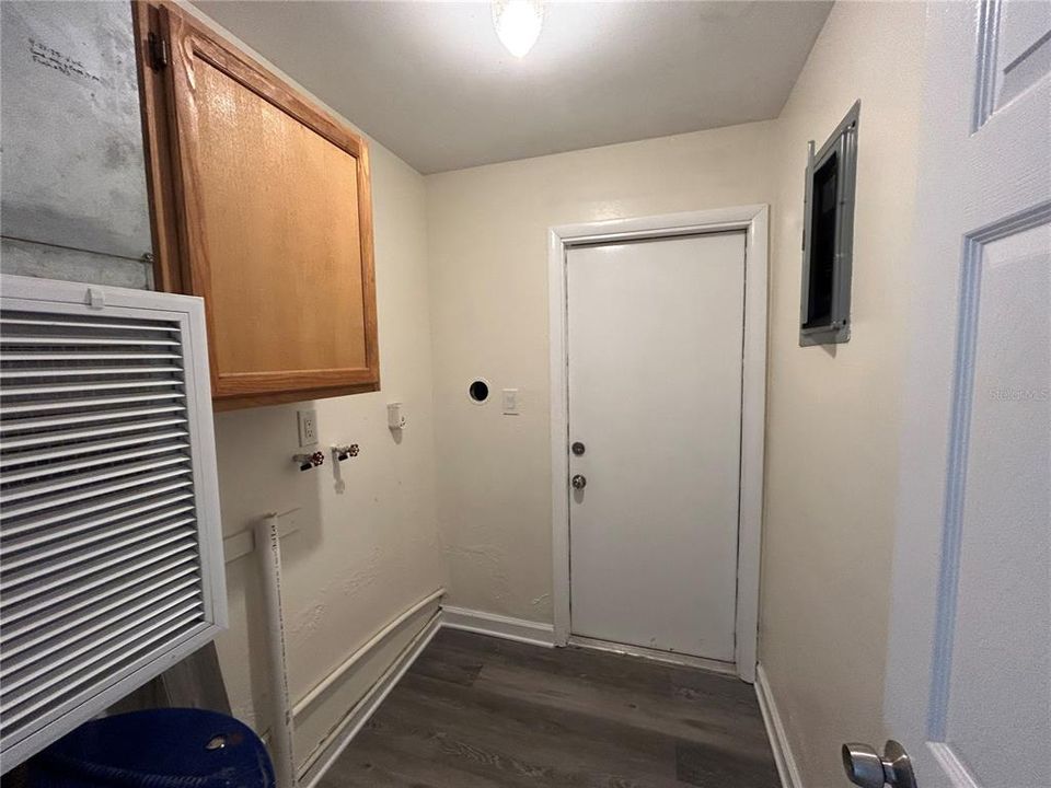 For Rent: $1,700 (2 beds, 1 baths, 958 Square Feet)