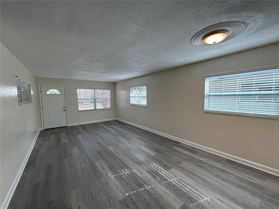 For Rent: $1,700 (2 beds, 1 baths, 958 Square Feet)