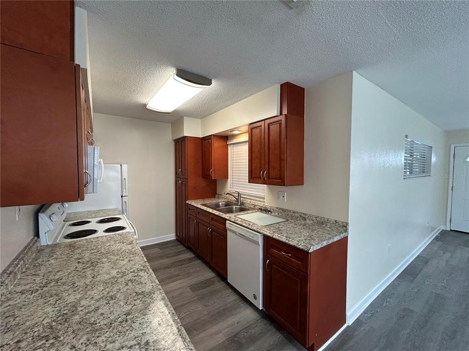 For Rent: $1,700 (2 beds, 1 baths, 958 Square Feet)