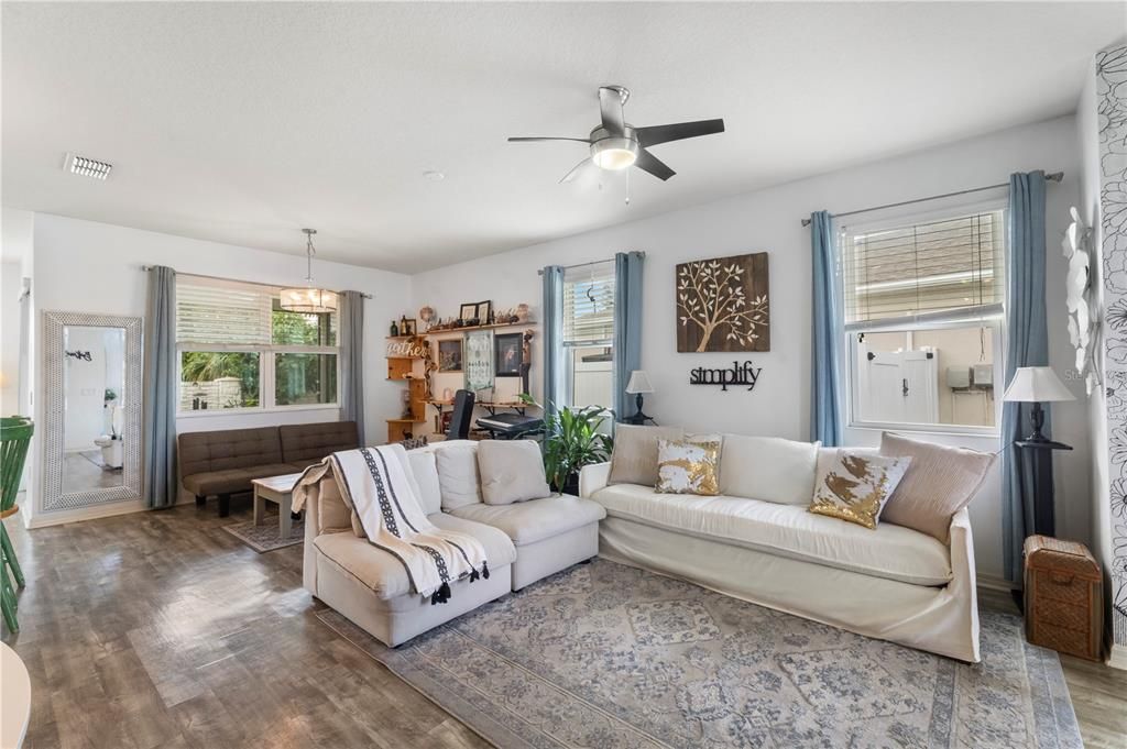 待售: $409,000 (4 贝兹, 2 浴室, 1663 平方英尺)