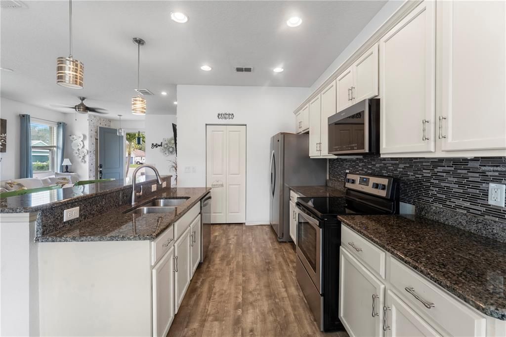 待售: $409,000 (4 贝兹, 2 浴室, 1663 平方英尺)