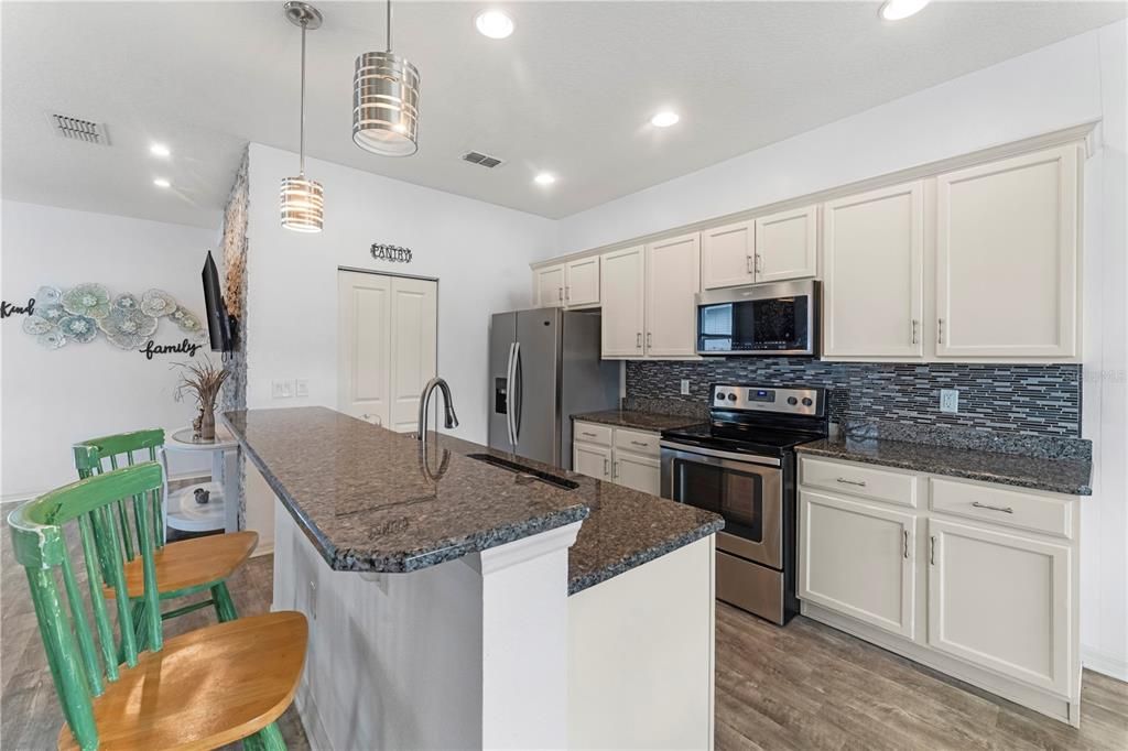 待售: $409,000 (4 贝兹, 2 浴室, 1663 平方英尺)