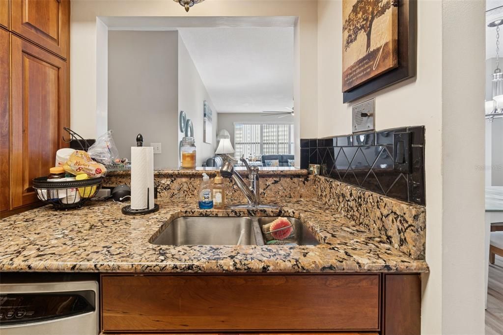 待售: $279,999 (2 贝兹, 2 浴室, 1175 平方英尺)