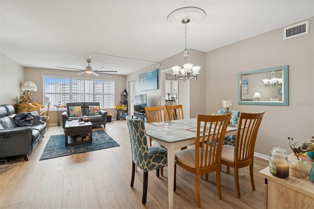 待售: $279,999 (2 贝兹, 2 浴室, 1175 平方英尺)