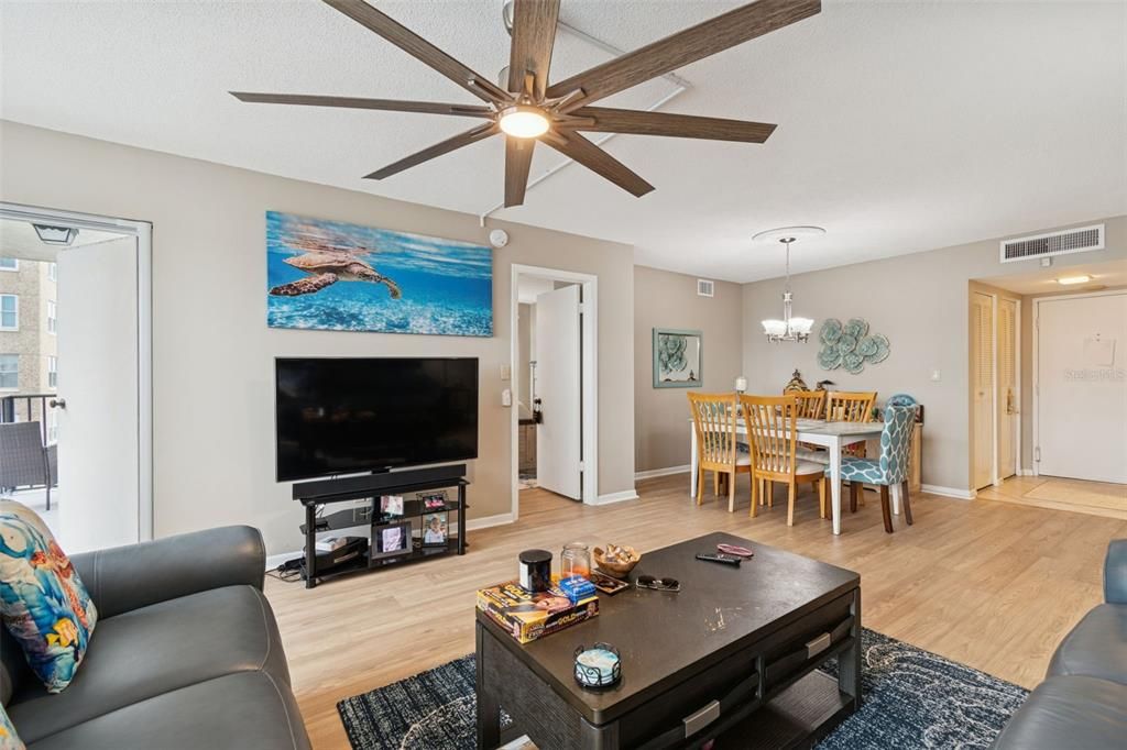 待售: $279,999 (2 贝兹, 2 浴室, 1175 平方英尺)