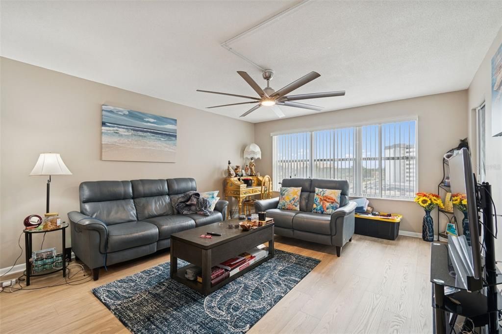 待售: $279,999 (2 贝兹, 2 浴室, 1175 平方英尺)