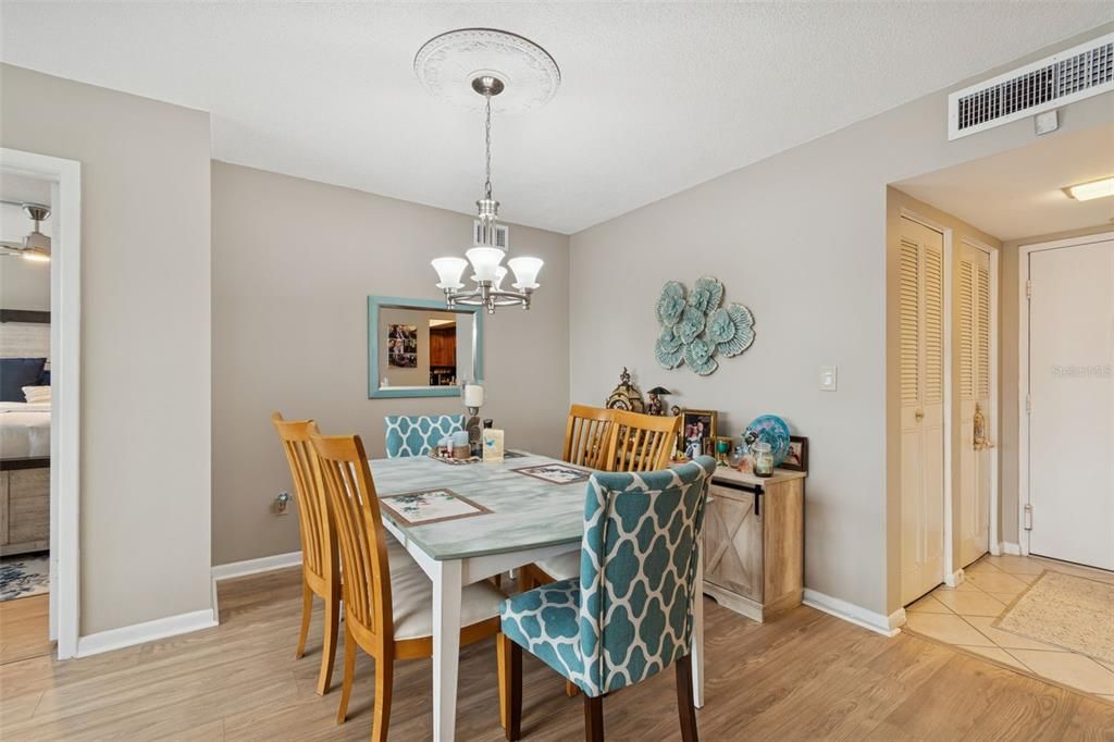 待售: $279,999 (2 贝兹, 2 浴室, 1175 平方英尺)