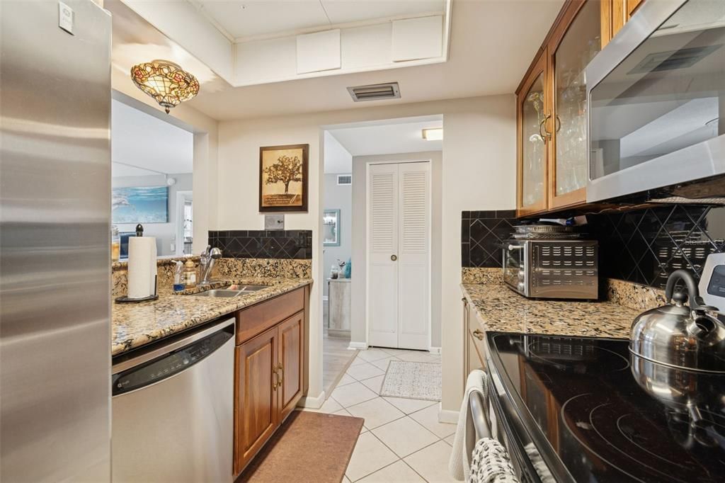 待售: $279,999 (2 贝兹, 2 浴室, 1175 平方英尺)