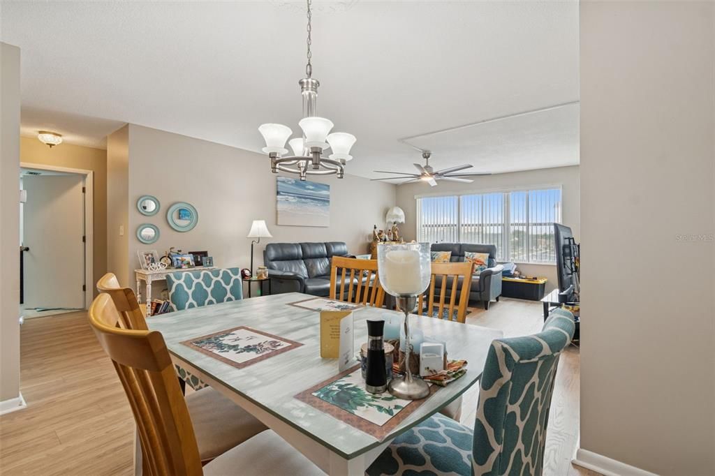 待售: $279,999 (2 贝兹, 2 浴室, 1175 平方英尺)