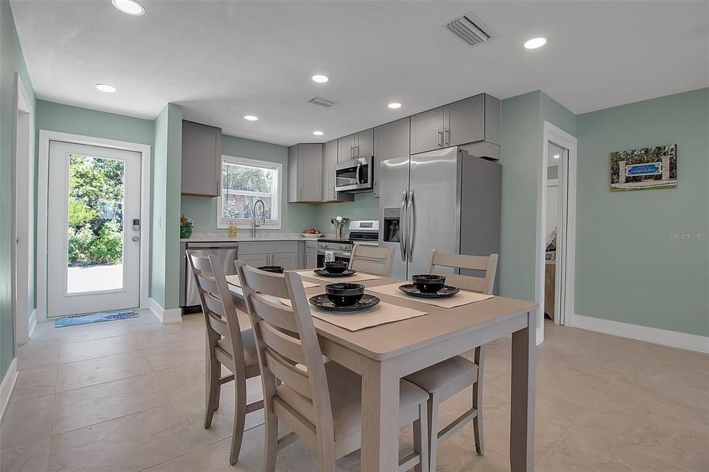 待售: $585,000 (2 贝兹, 2 浴室, 1215 平方英尺)