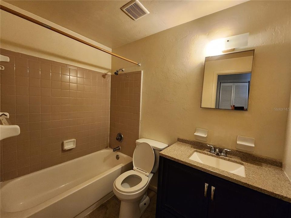 出租: $900 (2 贝兹, 1 浴室, 713 平方英尺)