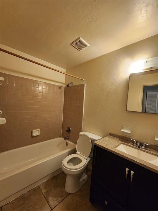 出租: $900 (2 贝兹, 1 浴室, 713 平方英尺)