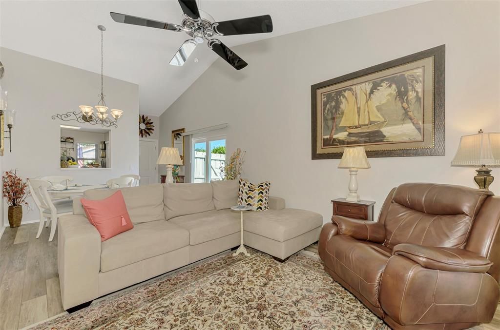 待售: $329,900 (2 贝兹, 2 浴室, 1241 平方英尺)