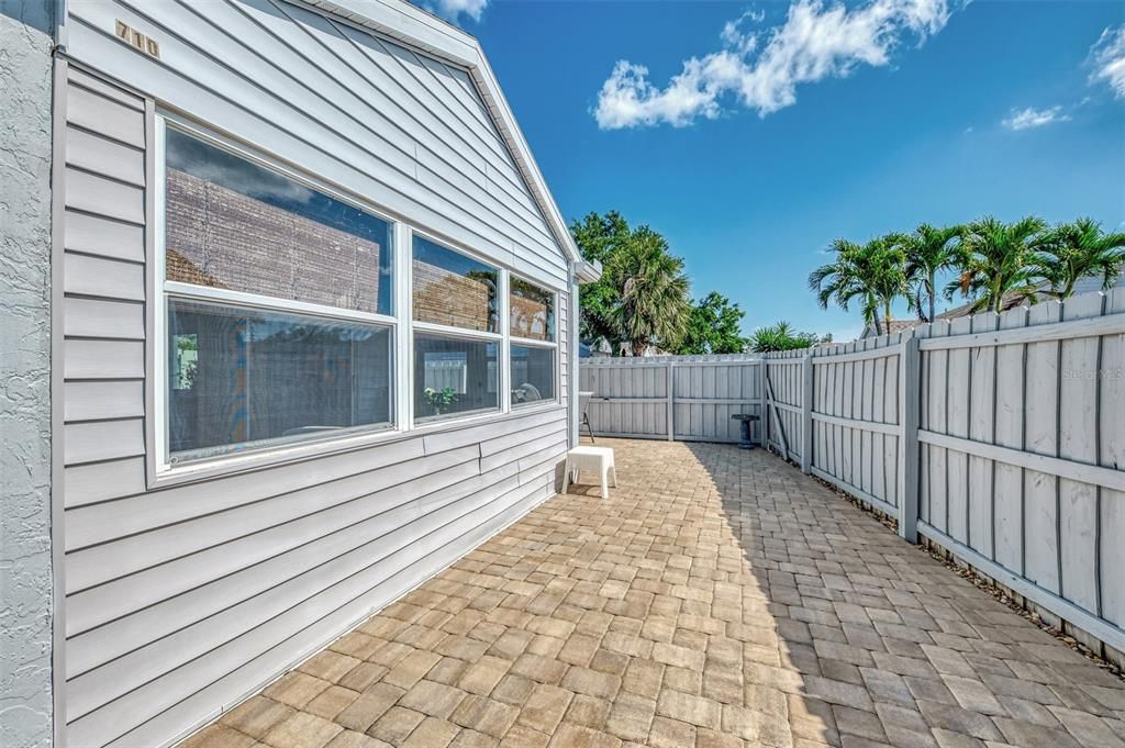 待售: $329,900 (2 贝兹, 2 浴室, 1241 平方英尺)