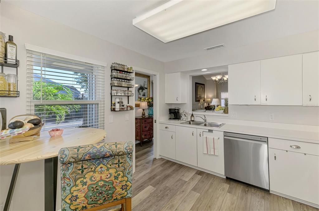 待售: $329,900 (2 贝兹, 2 浴室, 1241 平方英尺)