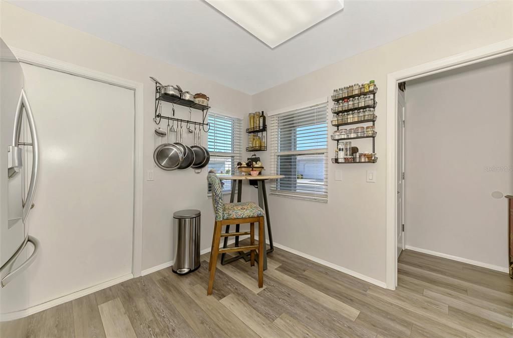 待售: $329,900 (2 贝兹, 2 浴室, 1241 平方英尺)