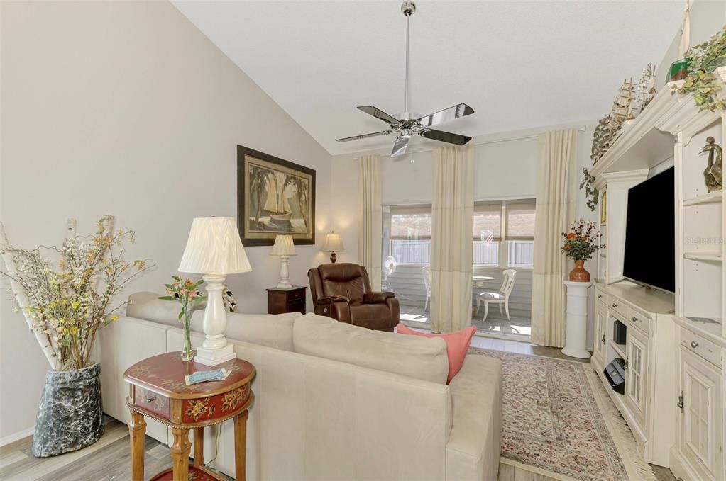 待售: $329,900 (2 贝兹, 2 浴室, 1241 平方英尺)