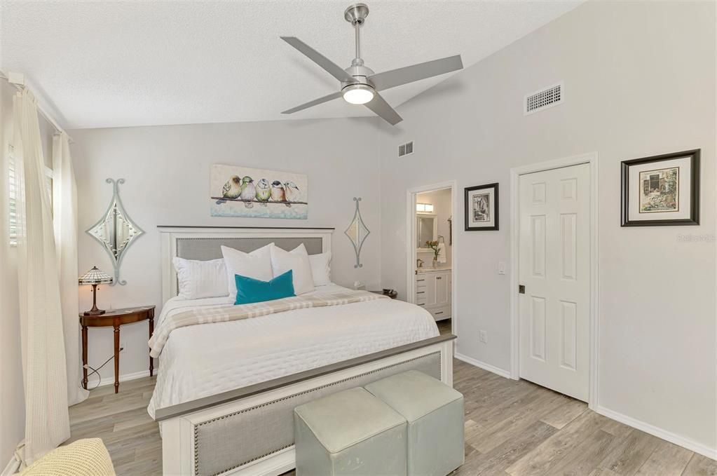 待售: $329,900 (2 贝兹, 2 浴室, 1241 平方英尺)