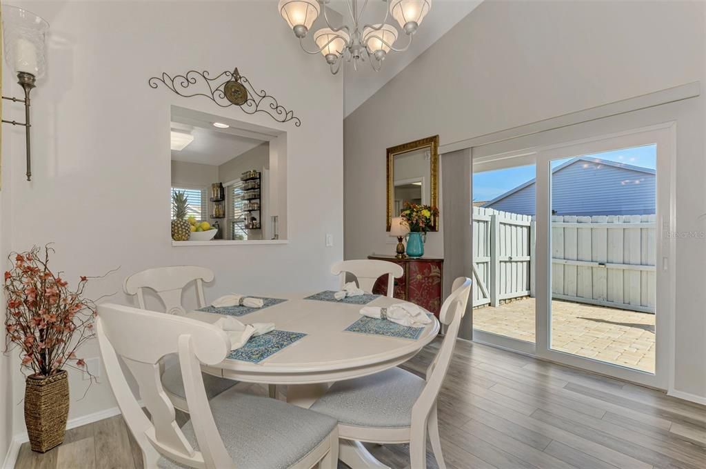 待售: $329,900 (2 贝兹, 2 浴室, 1241 平方英尺)