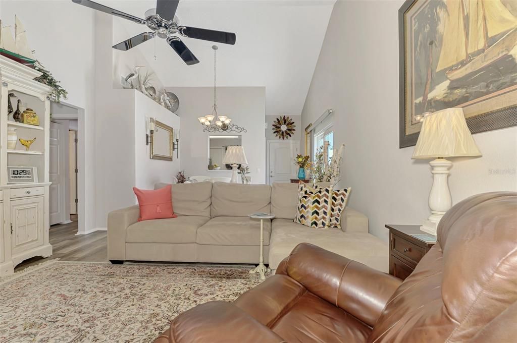 待售: $329,900 (2 贝兹, 2 浴室, 1241 平方英尺)