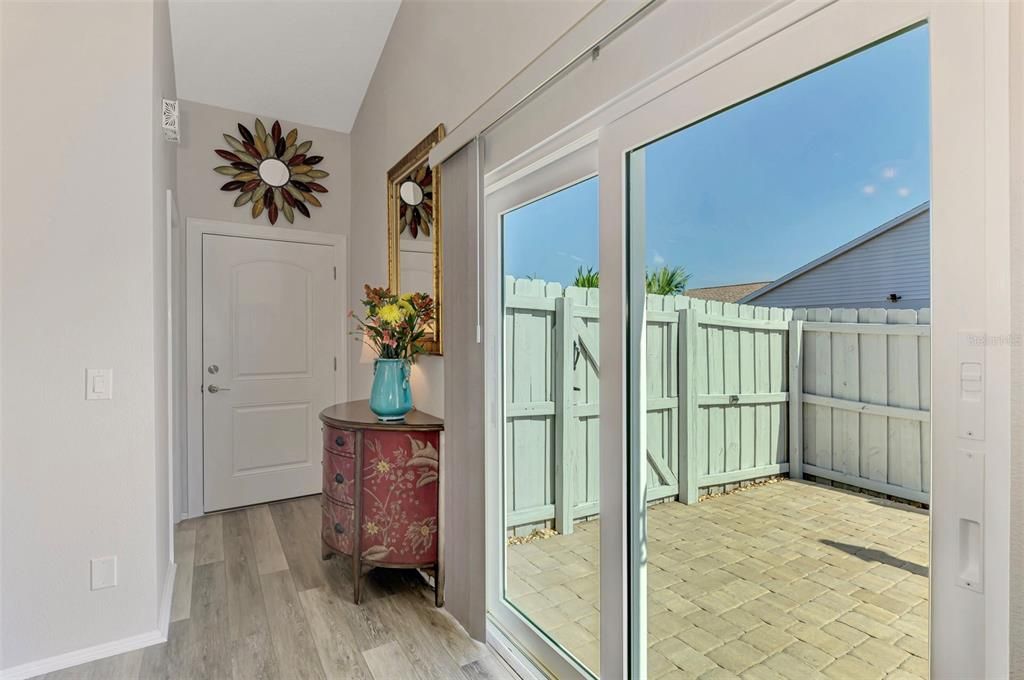 待售: $329,900 (2 贝兹, 2 浴室, 1241 平方英尺)