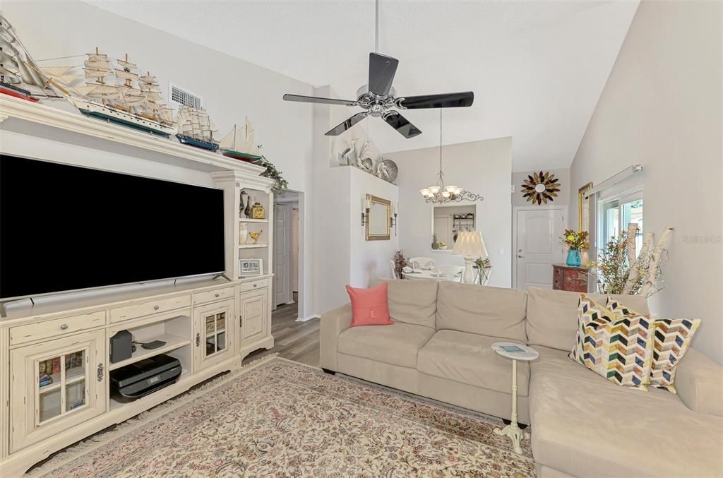 待售: $329,900 (2 贝兹, 2 浴室, 1241 平方英尺)