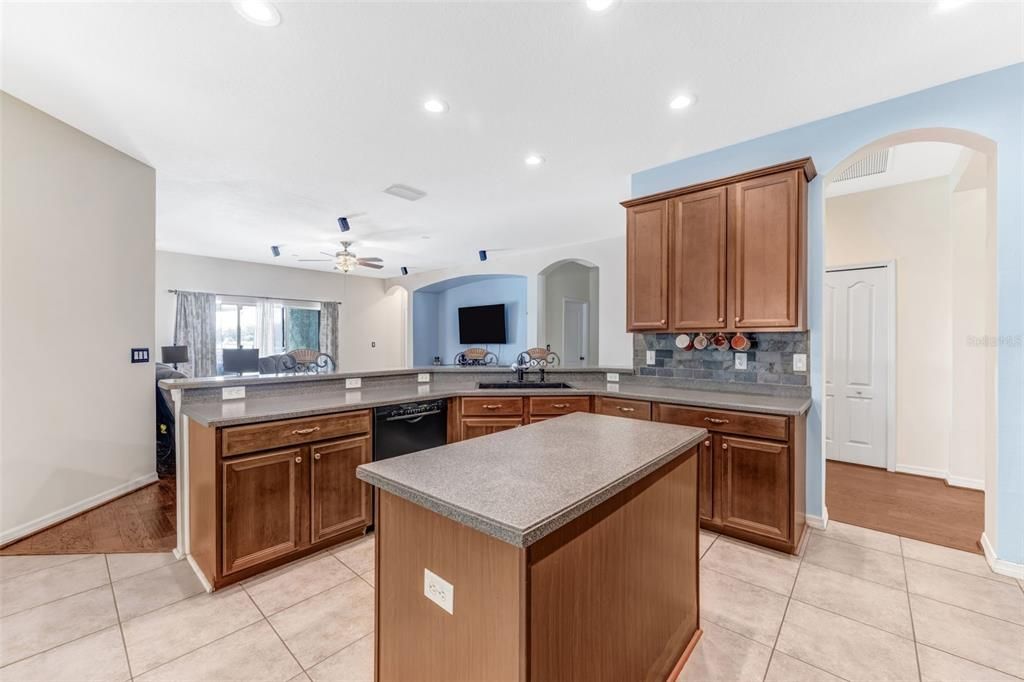 En Venta: $520,000 (4 camas, 3 baños, 2696 Pies cuadrados)