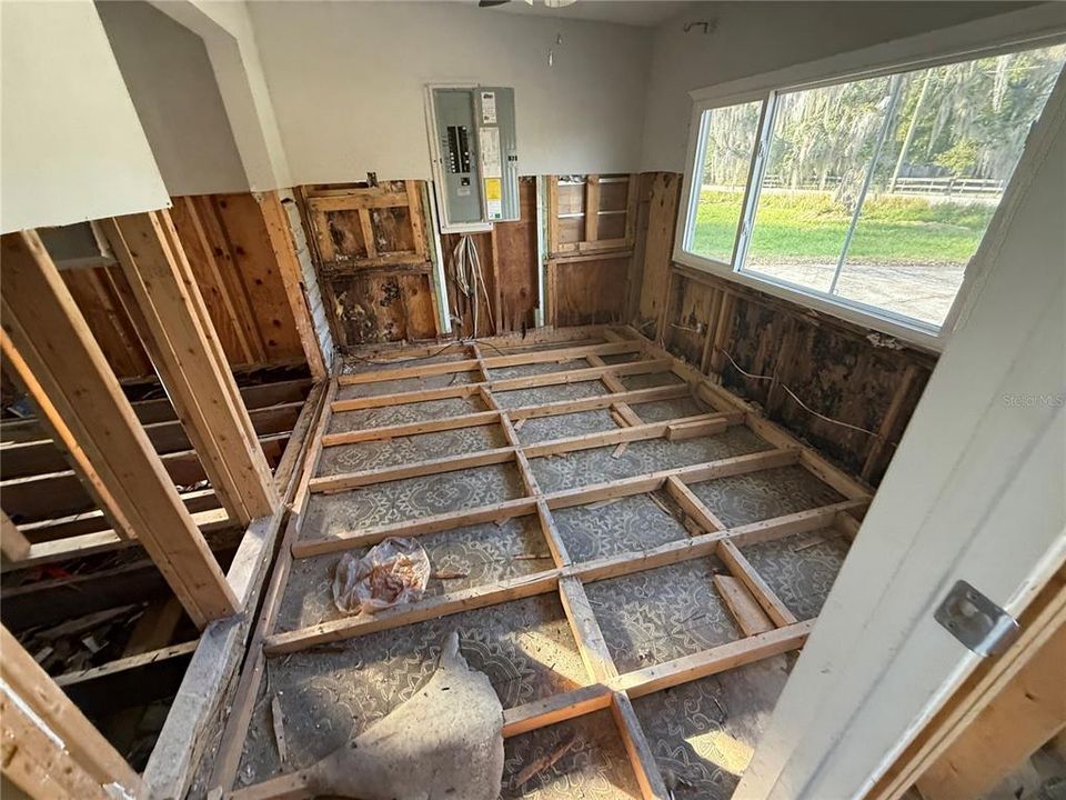 For Sale: $129,900 (2 beds, 1 baths, 1260 Square Feet)