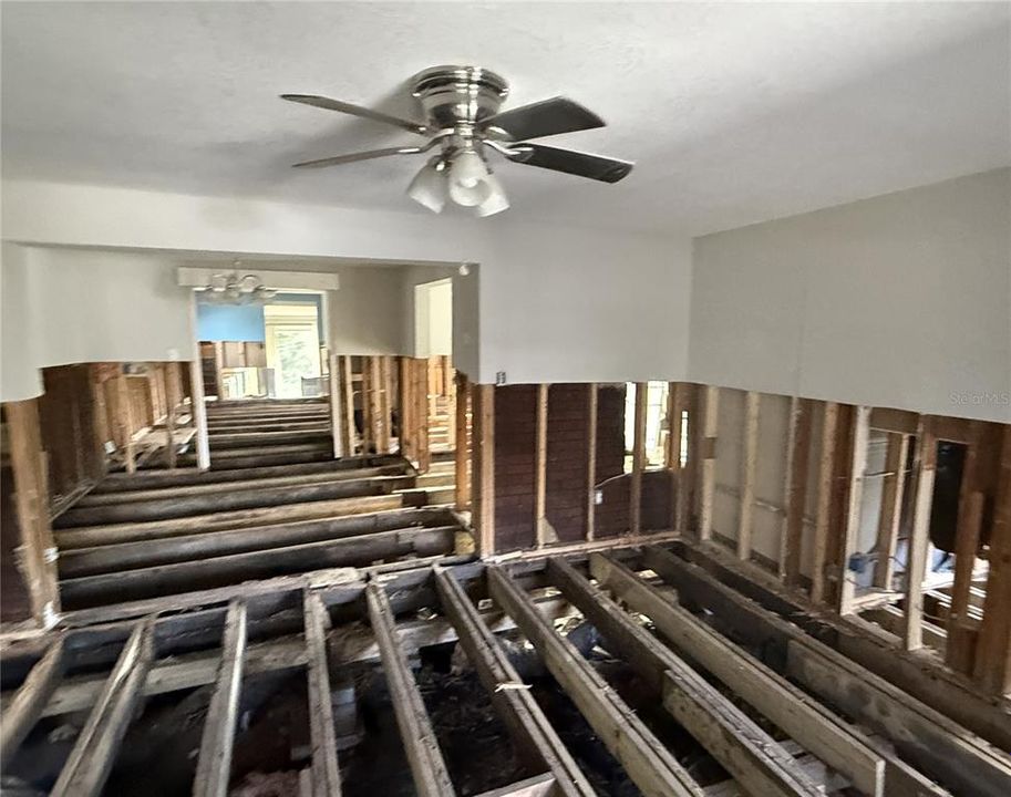 For Sale: $129,900 (2 beds, 1 baths, 1260 Square Feet)