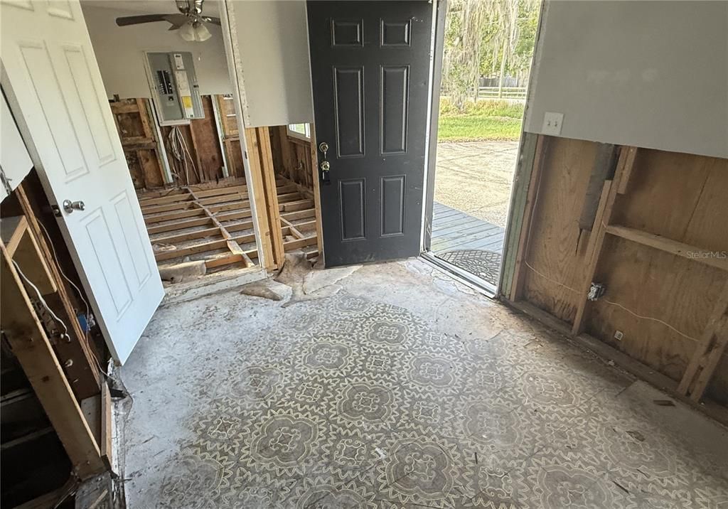 For Sale: $129,900 (2 beds, 1 baths, 1260 Square Feet)