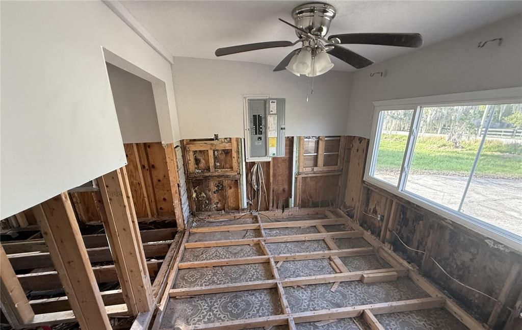 For Sale: $129,900 (2 beds, 1 baths, 1260 Square Feet)