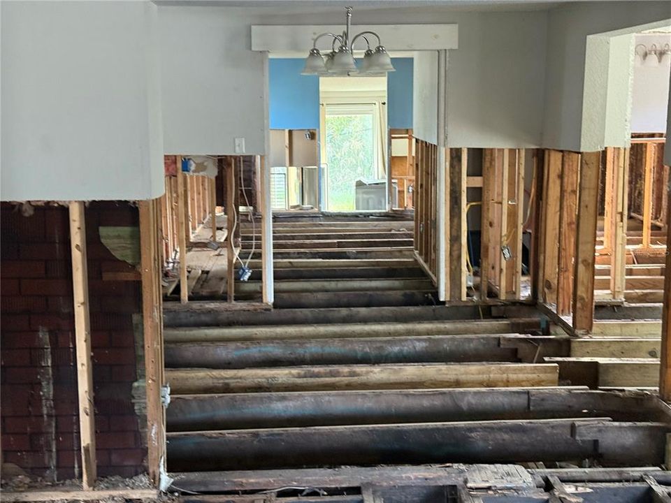 For Sale: $129,900 (2 beds, 1 baths, 1260 Square Feet)