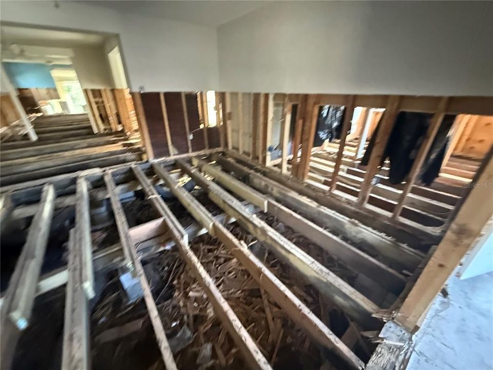 For Sale: $129,900 (2 beds, 1 baths, 1260 Square Feet)